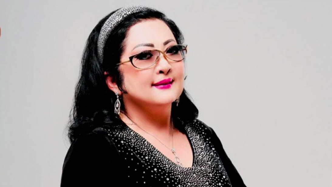 Әнші Мақпал сатыдан сырғанап кетіп, тырнағынан айырылды