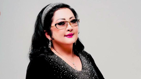 Әнші Мақпал сатыдан сырғанап кетіп, тырнағынан айырылды