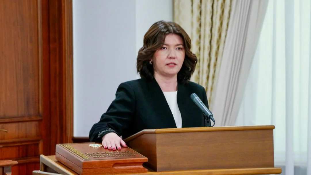 Вудманда жалаңаш аққұба