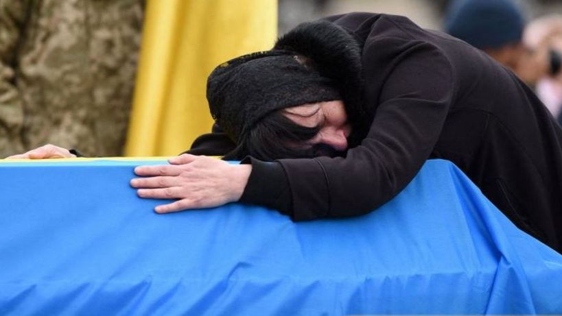 Сарбаз ұлының табытын құшақтап аңыраған ана: Бұған қашан тоқтау болады?