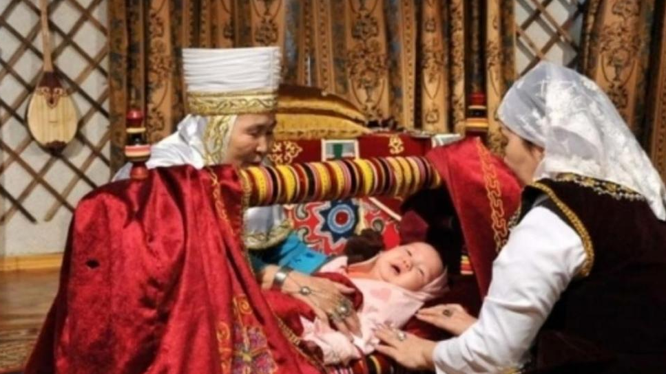 Бесікті неге әйелдің төркіні әкеледі? 