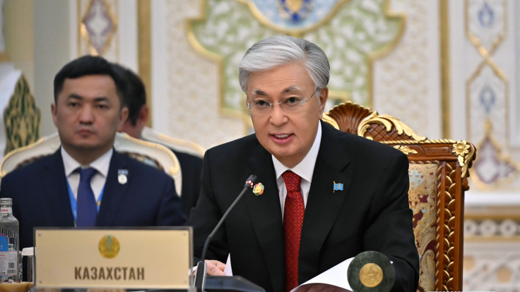 киім ауыстыратын бөлмедегі жалаңаш балериналар