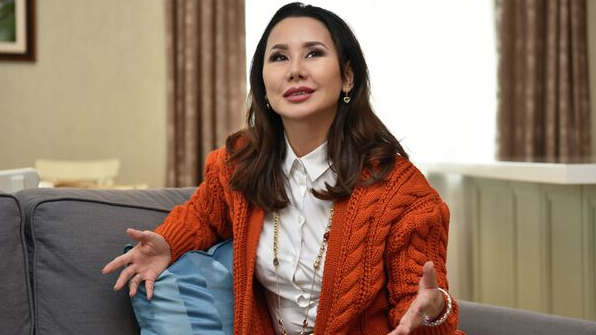 "Миы жоқ": Динара Сәтжанды оқырманы "талап жатыр"