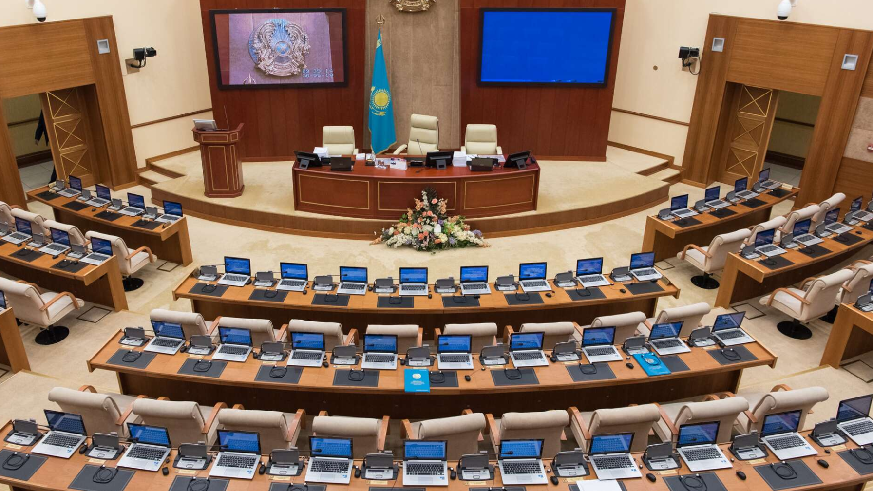 Кешірім жоқ: "Депутаттарға бойкот жариялау керек!" деді қоғам белсендісі