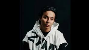 Әнші Мирас Жүгінісов сахнада "мамалап" жұртты елжіретті