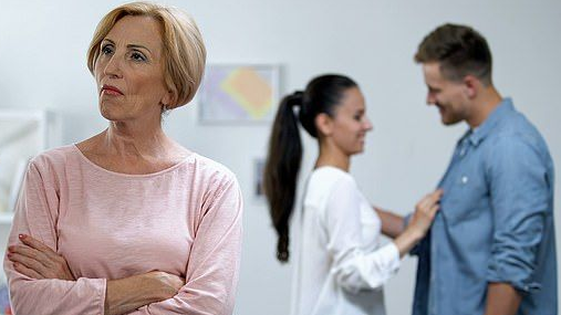 Біздегі сұмдық енелердің қылықтары: "Көзімізше ішкиіммен жүреді", "бал айына бізбен барғысы келді"...