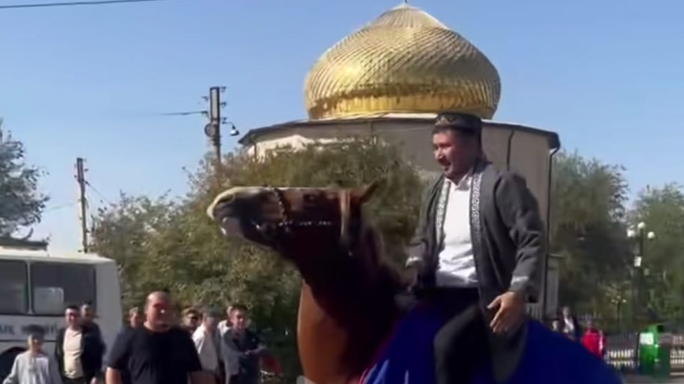 Шардаралық имамды жұрт ат мінгізіп, шығарып салды