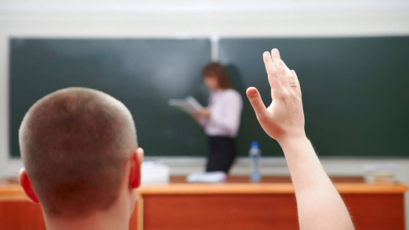 Директордың сорақы тыйымы: "Баланы сабақта дәретханаға жібермеу - қастандық емес пе?"дейді белсенді ұстаз