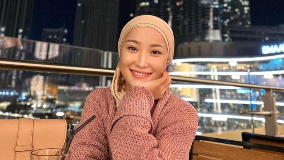 Еркектің есегін жалады