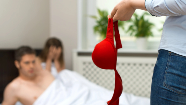 "Екі әріп үшін мені сатты": Танымал блогер күйеуін "ұстап алғанын" айтты