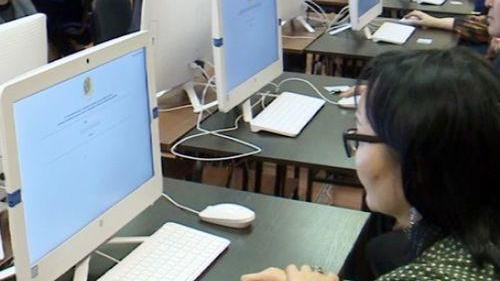 Мұғалімнің тест тапсыруы: Кім кімді алдап жатыр сонда?