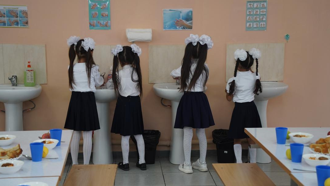 Секс туралы видео: ұлы анасын құрбысымен ұстап алды.