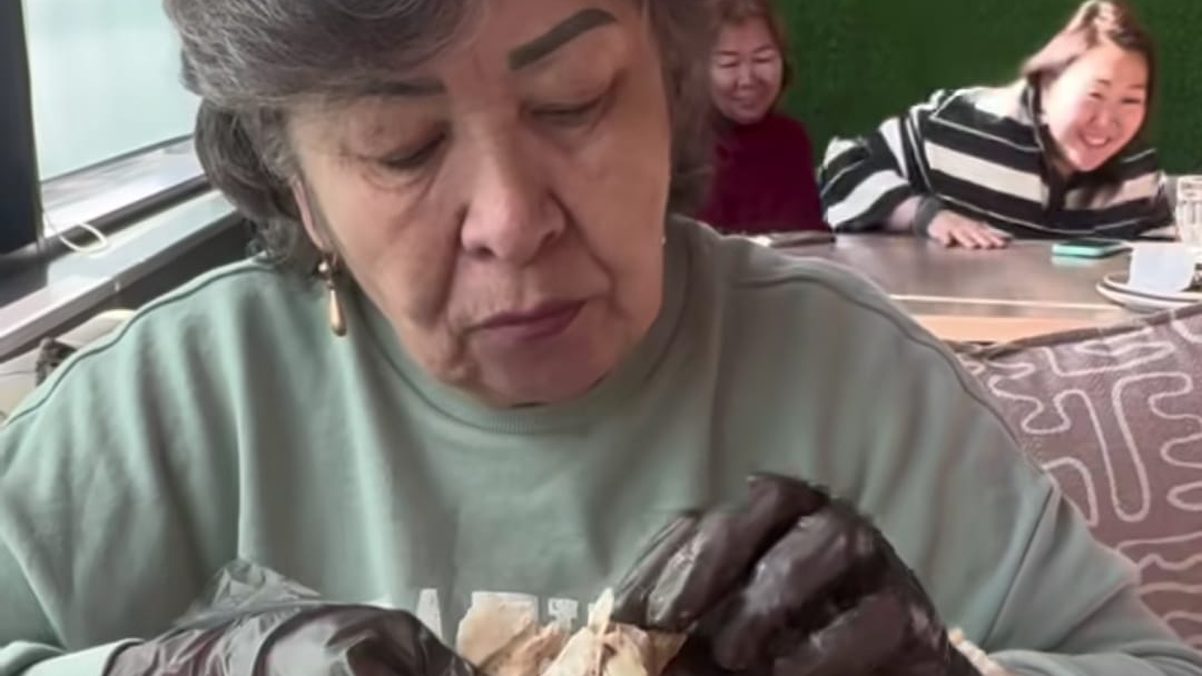 Сиськилердің арасына қараңыз