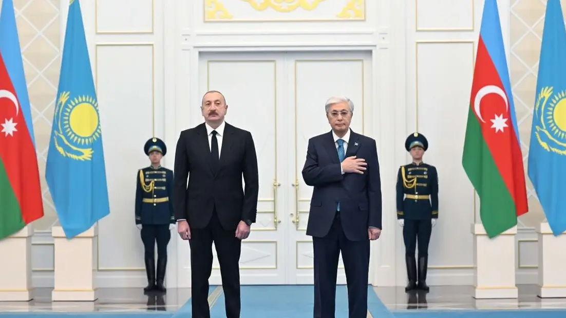 Мемлекет басшысы Әзербайжан президентін салтанатпен қарсы алды