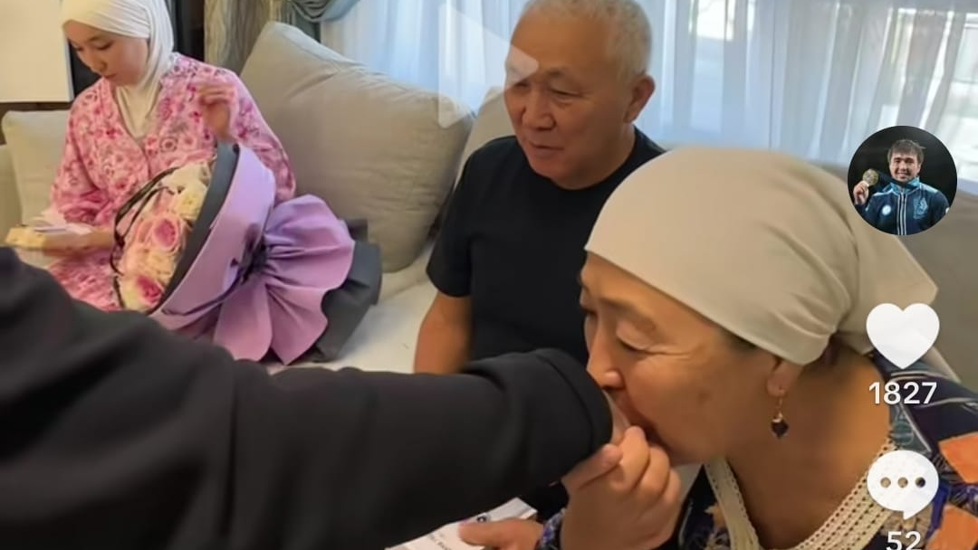 Елдос Сметов отбасына ерекше сыйлық жасады