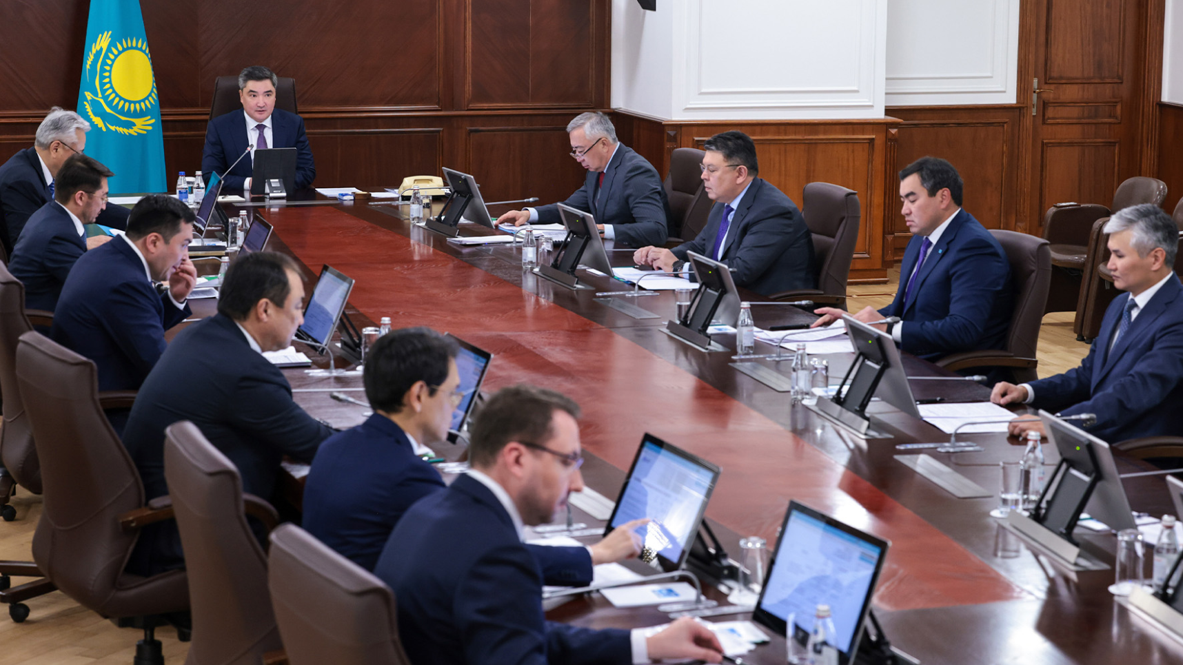 Жылу беру маусымындағы өрт қауіпсіздігі: Олжас Бектенов тұрғындар арасында түсіндіру, алдын алу жұмыстарын күшейтуді және газ жабдықтарын бақылауды тапсырды