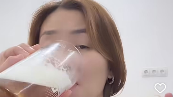 Хиджабын шешкен тоқал әйел жерігін сырамен басты?