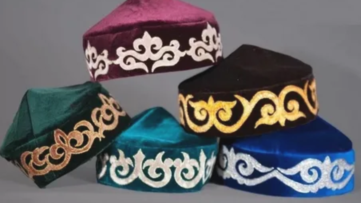 Ұлттық киімді мазақ еткен блогердің үстінен шағым түсті