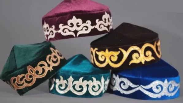 Ұлттық киімді мазақ еткен блогердің үстінен шағым түсті