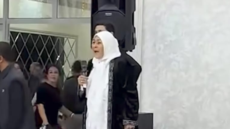 Шынжырдағы қыздардың фотосы