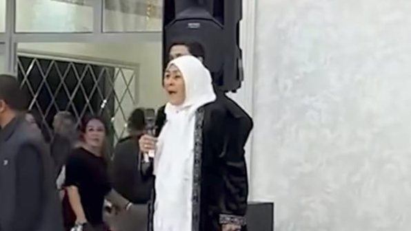 Шымкенттегі тойда микрофонмен айғайлаған әйел желіні жарды