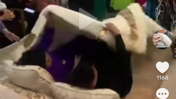 Әнші Қайраттың ата-анасының төсектегі "дәстүрі" жұртты таңғалдырды