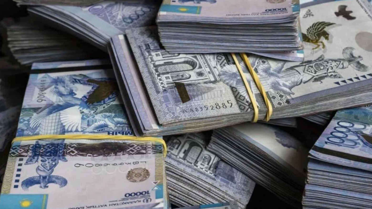 Бір пакет ақша прокурордың түбіне жетті