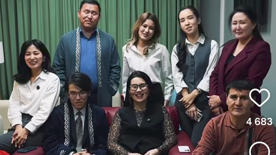 Мұғалім оқушыдан жинаған "одноразкаларды" күйеуіне апарып берген