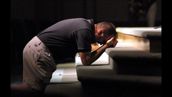 Сегіз еркекпен көзіне шөп салған әйеліне жалынып видео жариялаған еркек интернеттің жұлдызына айналды