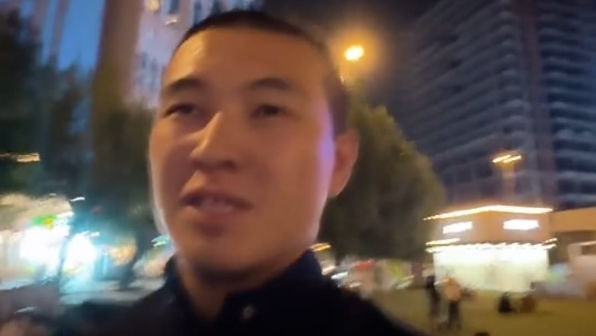 "Ақша діннен маңызды": Меккеде қазақстандық бала имандыларға жалынып далада қалды