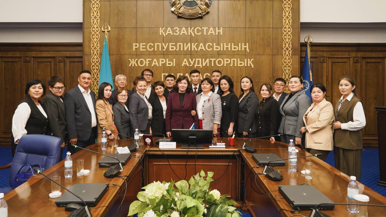 Министр бір топ мұғаліммен кездесті: Қандай мәселе талқыланды?