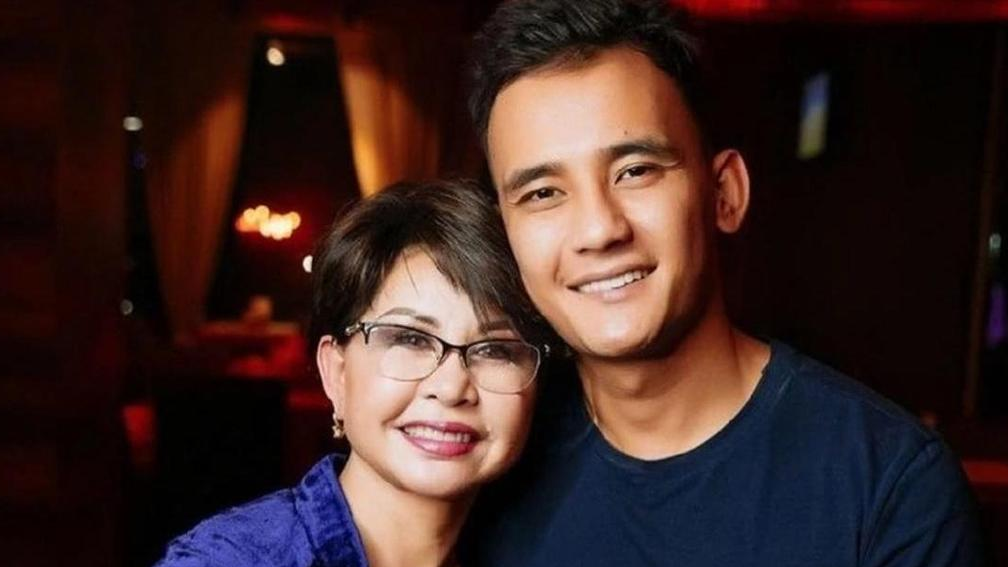 Әли Оқапов анасы туралы ағынан жарылып, сырын ақтарды