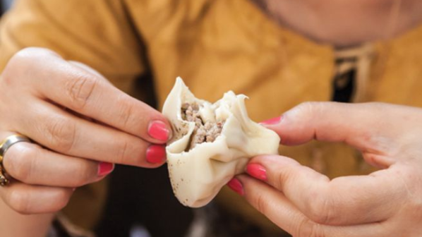 Келін енесінің етінен манты жасап, көршілеріне берген