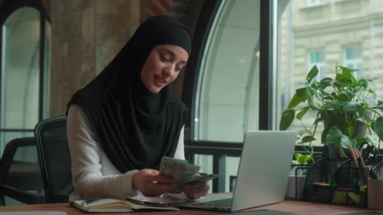 "Ақша берсе, хиджаб киюге дайынмын": Ақша діннен жоғары болғаны ма? 