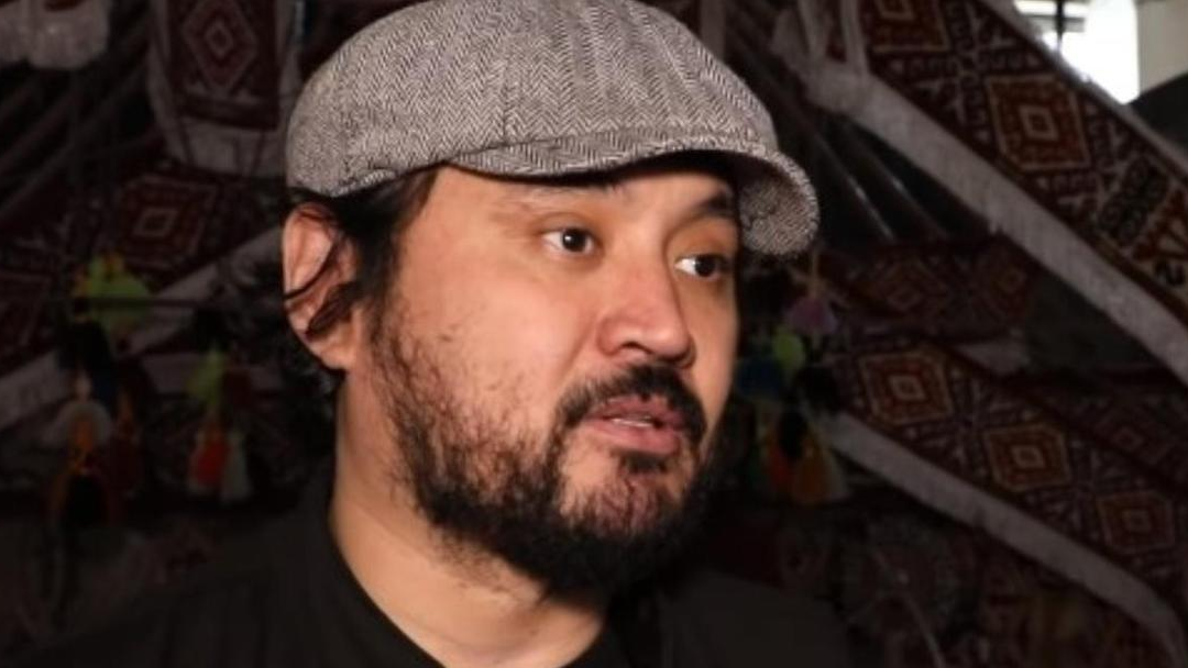 Жеңісхан Момышов еркектерді концертке шақырды 