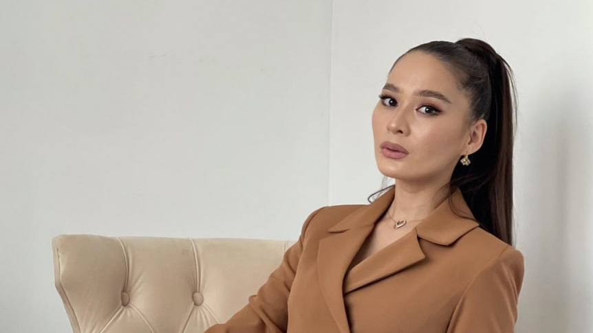 Олар ұйықтап жатқан адамның беті мен аузына сипалайды