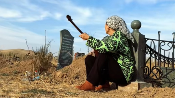 Бейіт басында домбыра тарқтан қыз жұрттың талқысына түсті