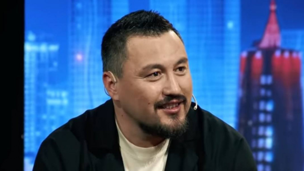 Қайын жұрты ұйықтап жатқан енесін сиқығысы келді.