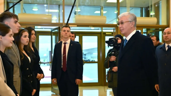 Мәскеуде студенттер Тоқаевпен қазақша сөйлесті