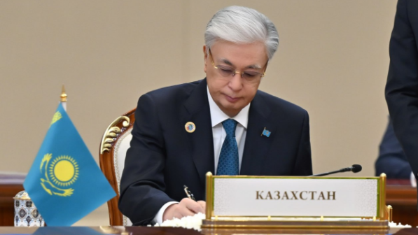 Тоқаев бірнеше маңызды құжаттарға қол қойды