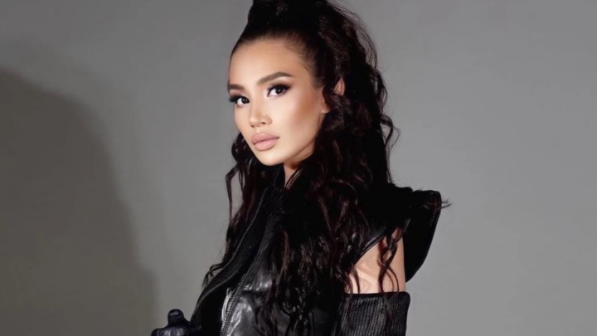 Белгілі блогер еркектерді желіктірген Назарбаевтың тоқалын орынына қойды 