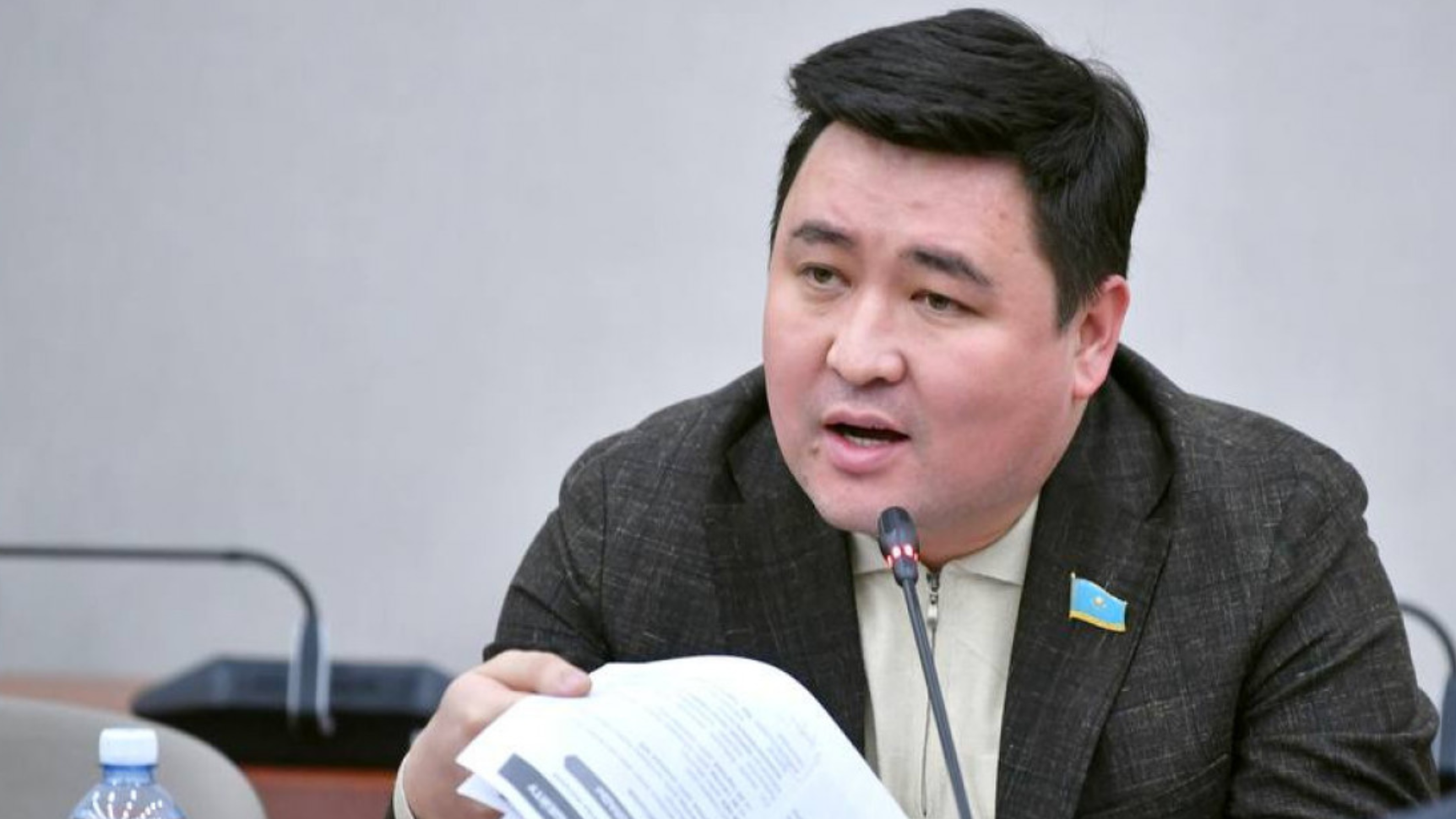 «Кім қиналып жүр? Ақша көтеріп аласыз»: депутат күтпеген мәлімдеме жасады (ВИДЕО)  