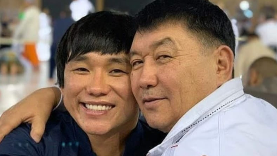 "Аздап тұншығатыным бар" деген Қайраттың әкесі Назарбаев туралы айтты