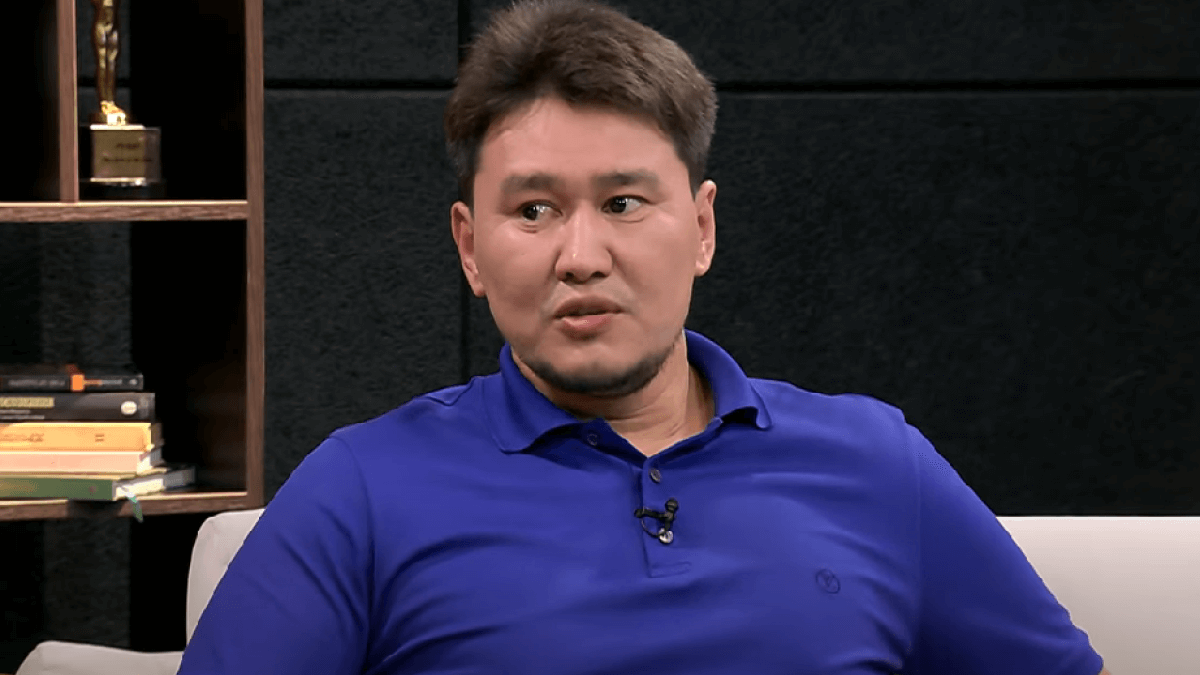 Жахан Отарғалиев екінші әйелінің балаларын өгей санайтын кейіп танытты