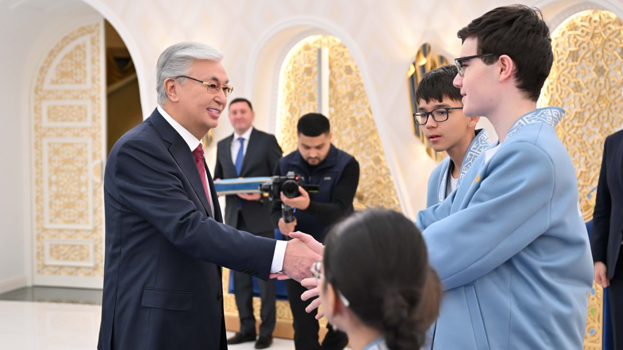 Мемлекет басшысы әлем біріншіліктерінде топ жарған жас шахматшылармен кездесті