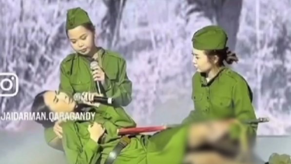 Әлия мен Мәншүкті сахнада мазақ етті