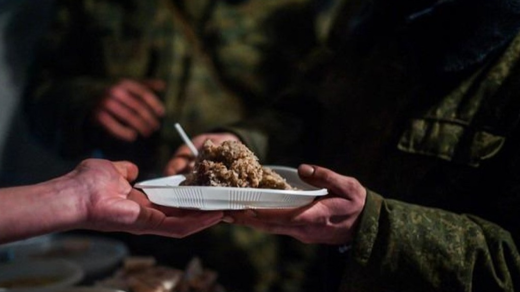 "Әскерде екі жыл бойы тамағыңа шошқаның етін қосады" деген психолог кей кісілердің қылығына реніш білдірді