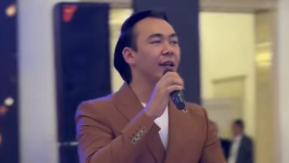 Жас әнші Тұрсынбектің қызының қыр соңынан қалмай жүр