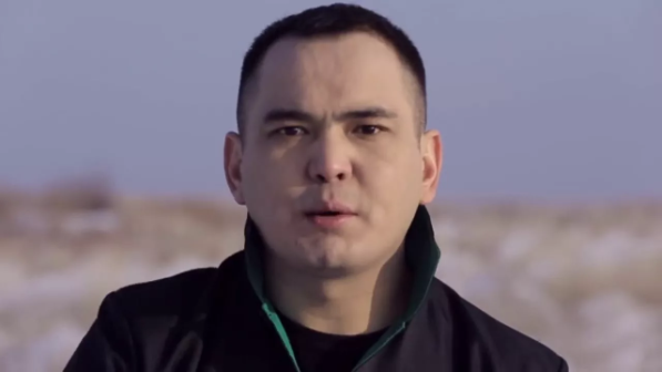 Жан Ахмадиев қыз-келіншектерден кешірім сұрады 