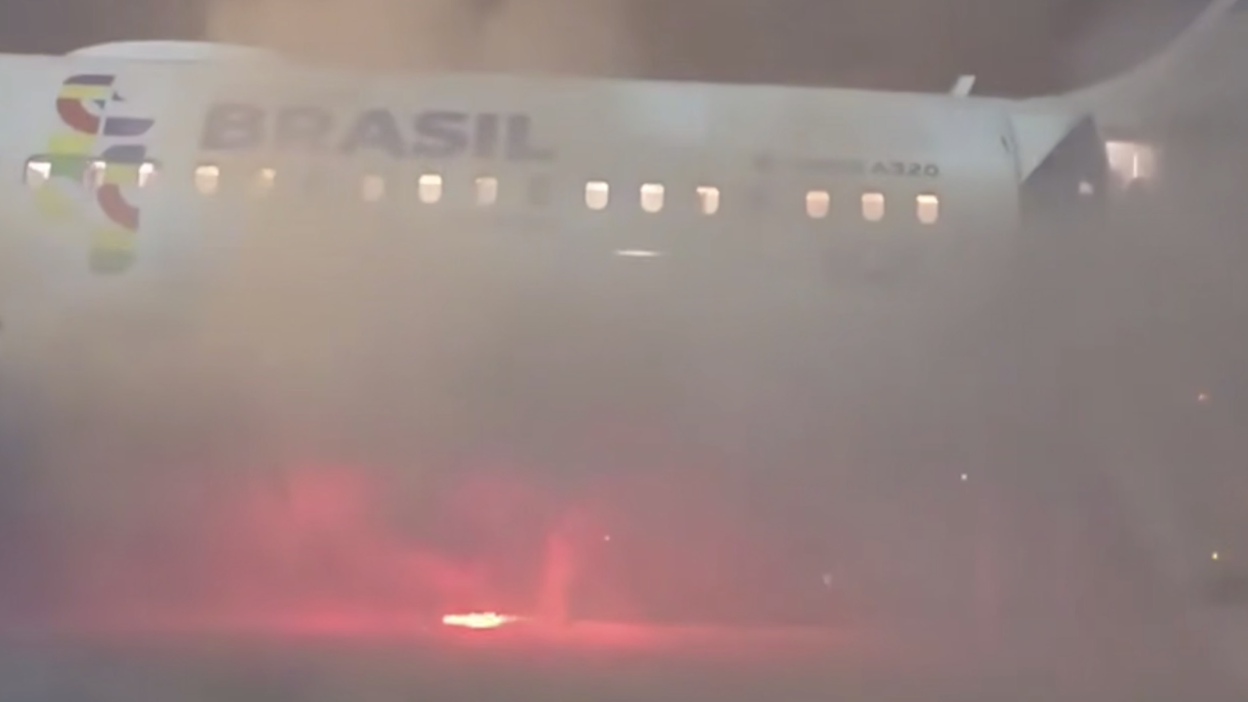 Әуежайда ұшақ алапат өртке оранды